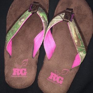 RealTree women’s memory foam flip flops